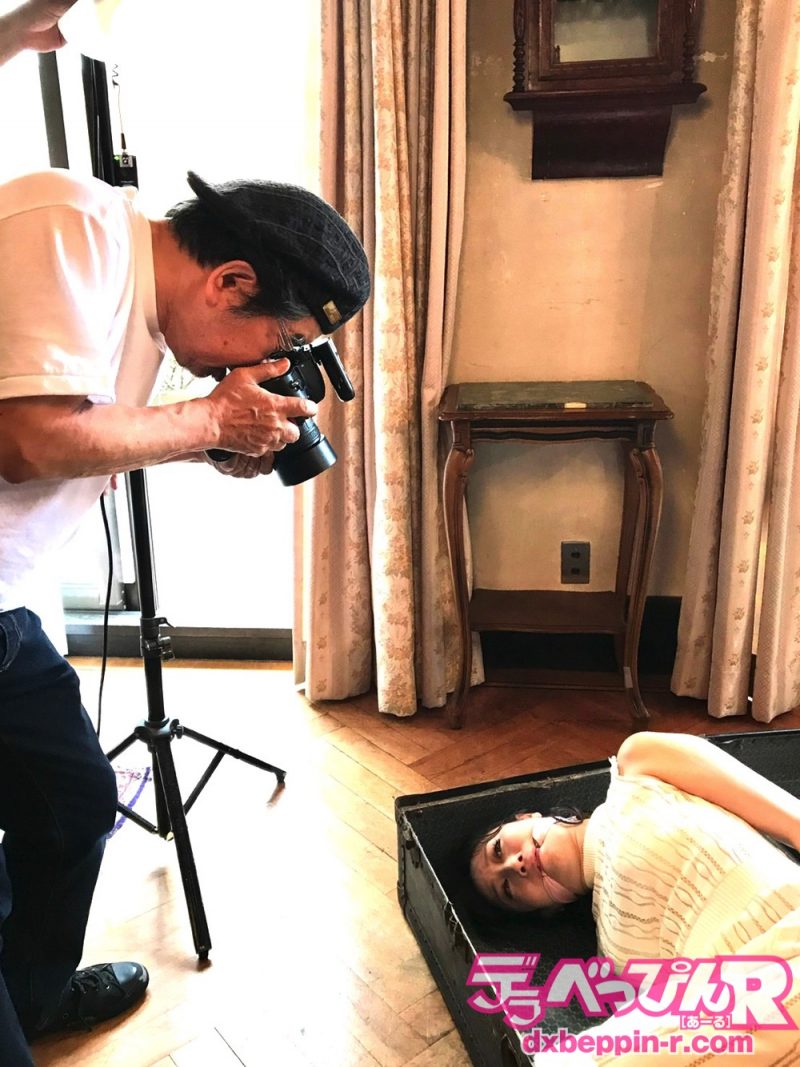 川上ゆう　マニア倶楽部の画像 三代目・葵マリーと愉快な仲間たち 第23回】今回は、我らが川上ゆうちゃんが表紙をかざる、雑誌『マニア倶楽部』の表紙＆グラビア撮影現場をレポート！ゆうちゃんが首輪をつけられ、鎖でつながれ……その様子を大量画像でお送りします！  | デラべっぴんR